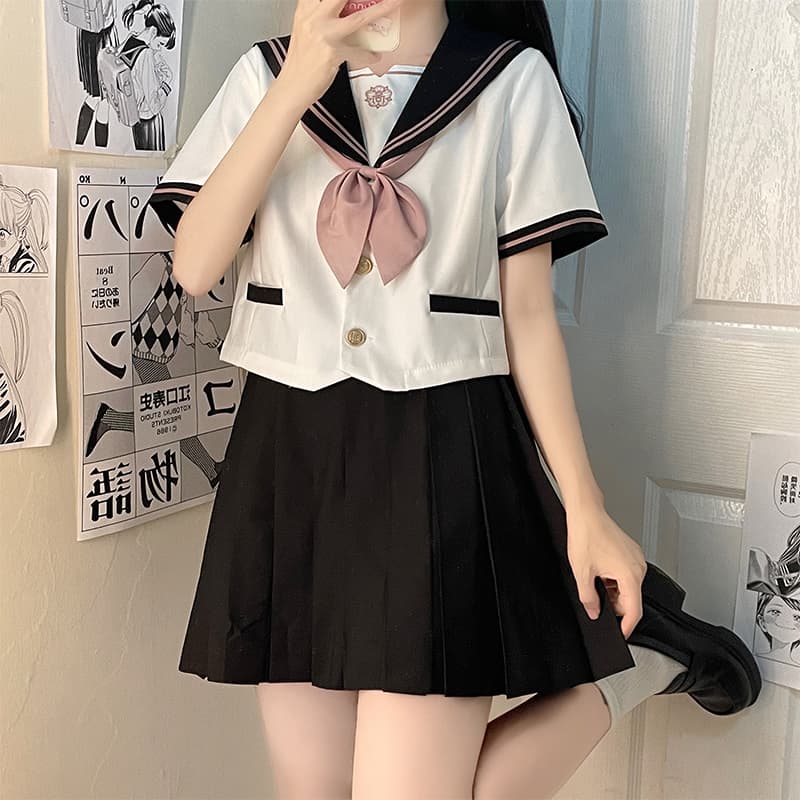 清楚な雰囲気の夏服セーラー服