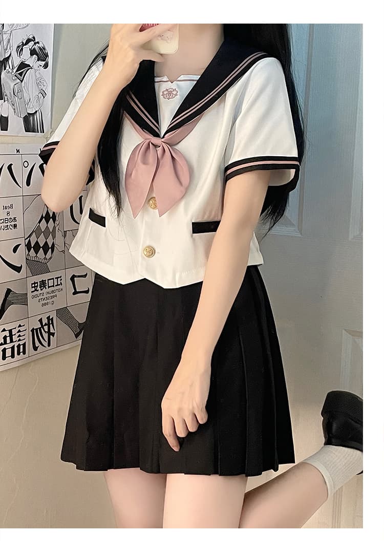 清楚な雰囲気の夏服セーラー服