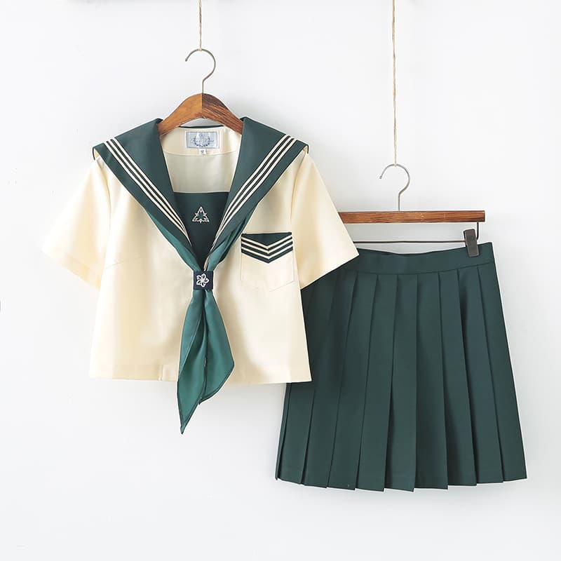 制服コスプレ 清楚な雰囲気の伝統的セーラー服