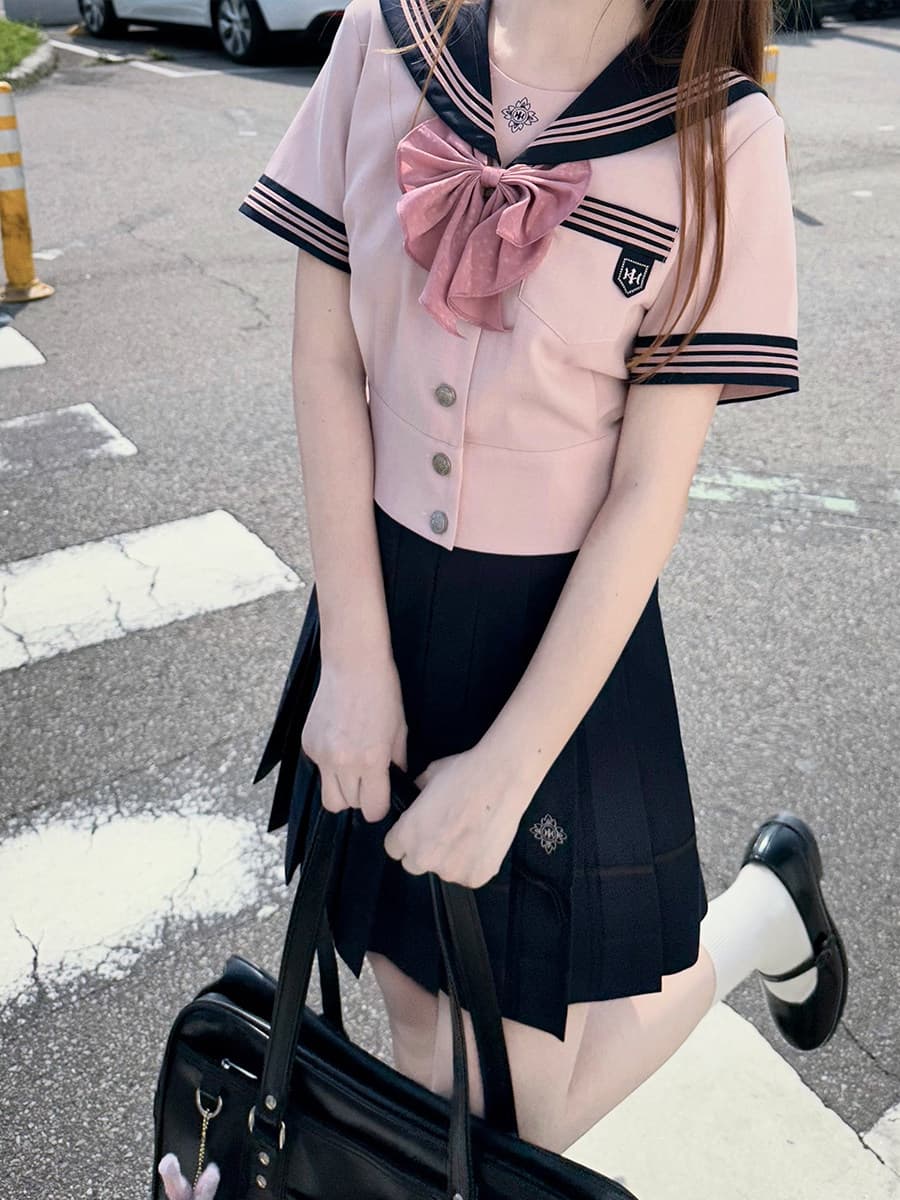 【春・夏制服】　ピンクリボンのセーラーブラウス×黒スカートセット
