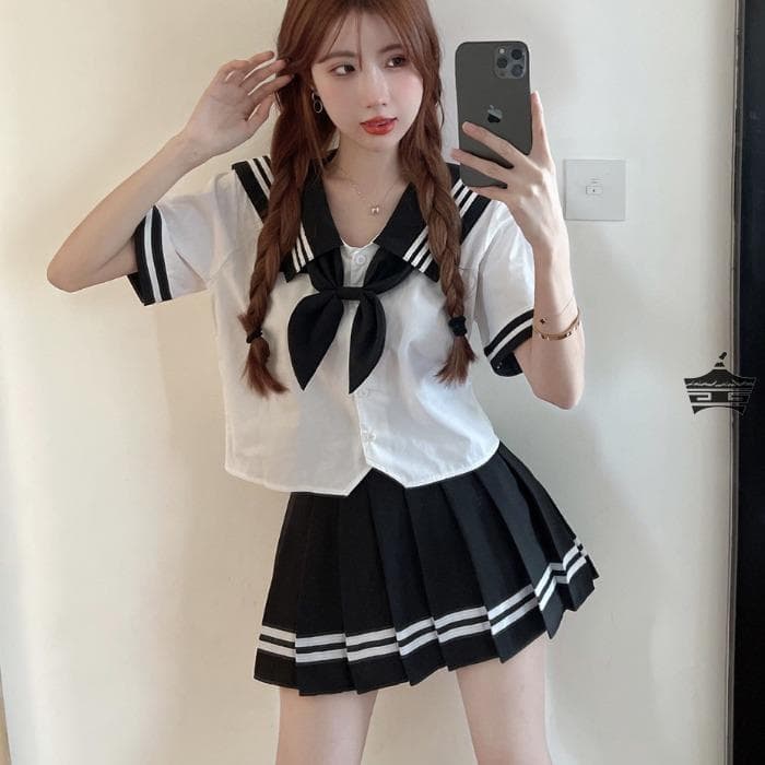 王道デザインのブラックセーラー服セット