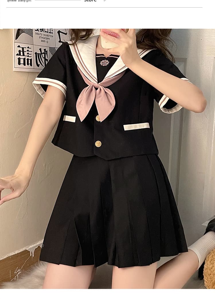 清楚な雰囲気の夏服セーラー服