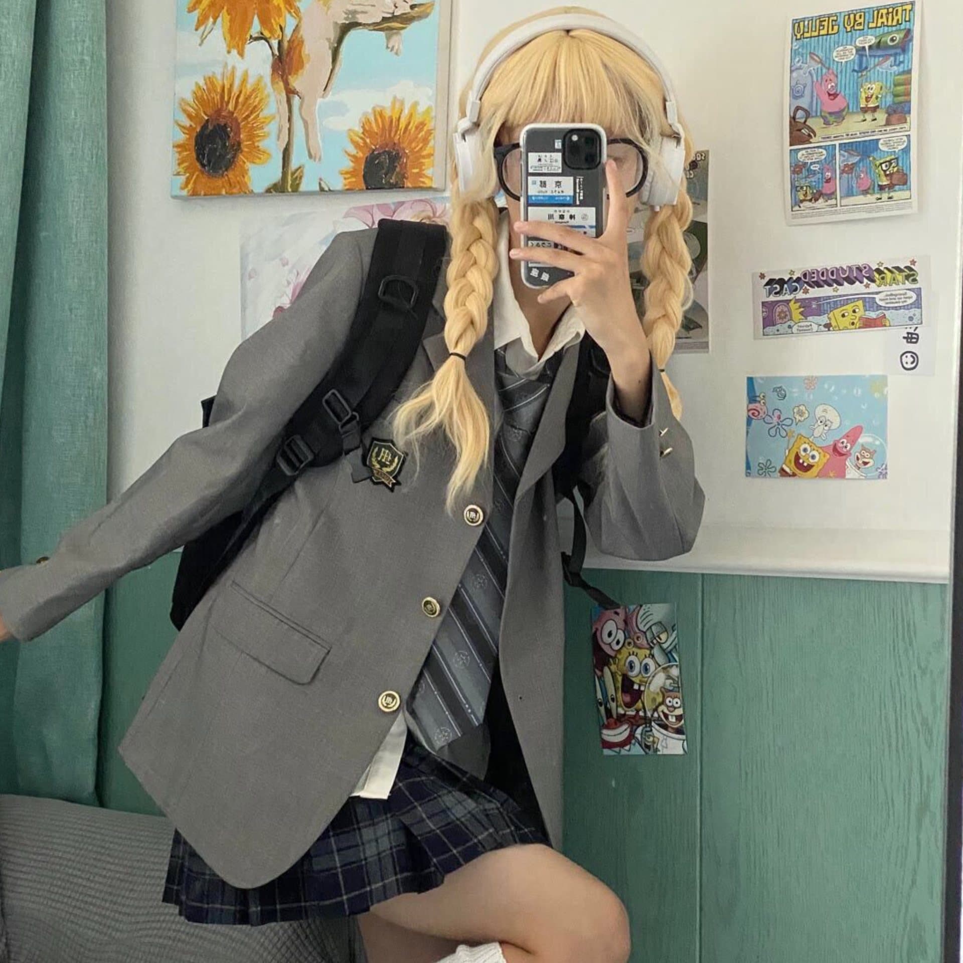 ３つボタンのエンブレム付きブレザー