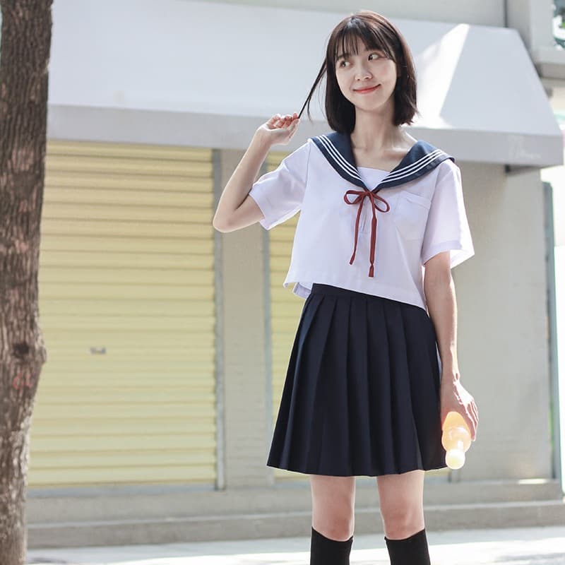 赤リボンがかわいい　学園風セーラー服