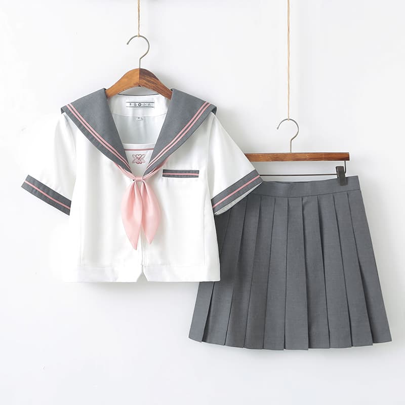制服コスプレ 清楚な雰囲気の伝統的セーラー服
