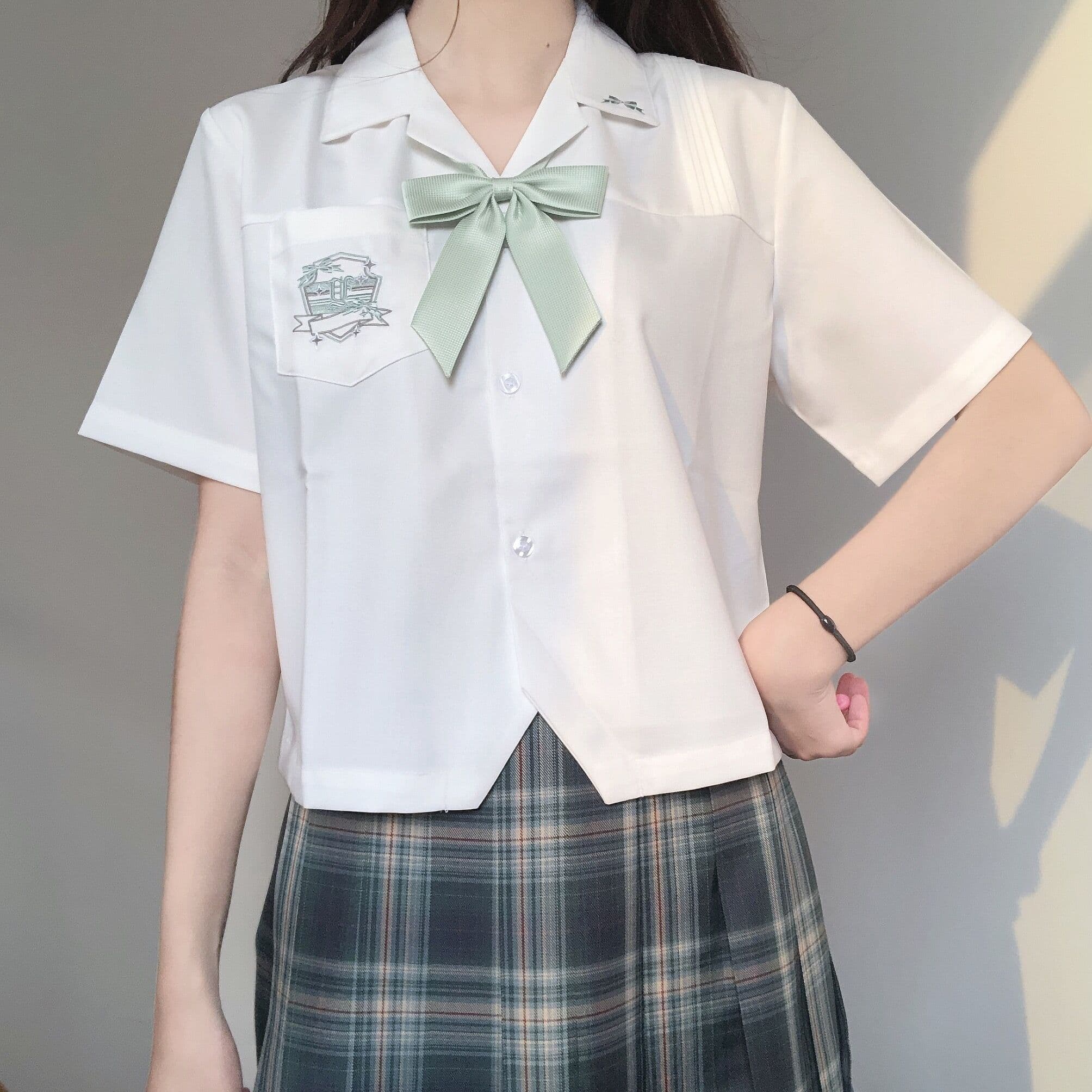 【春夏】半袖×ショート丈　リボン付き学生風制服シャツ
