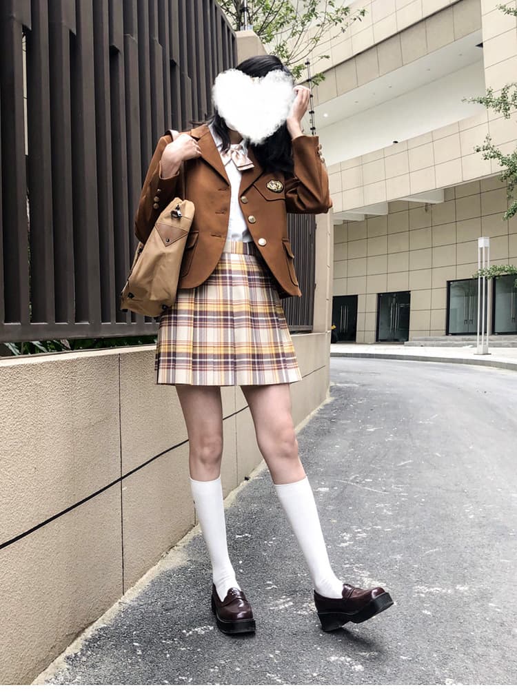 胸元エンブレム付き学生風ブレザー