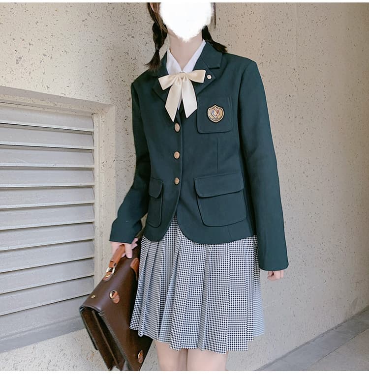 胸元エンブレム付き学生風ブレザー