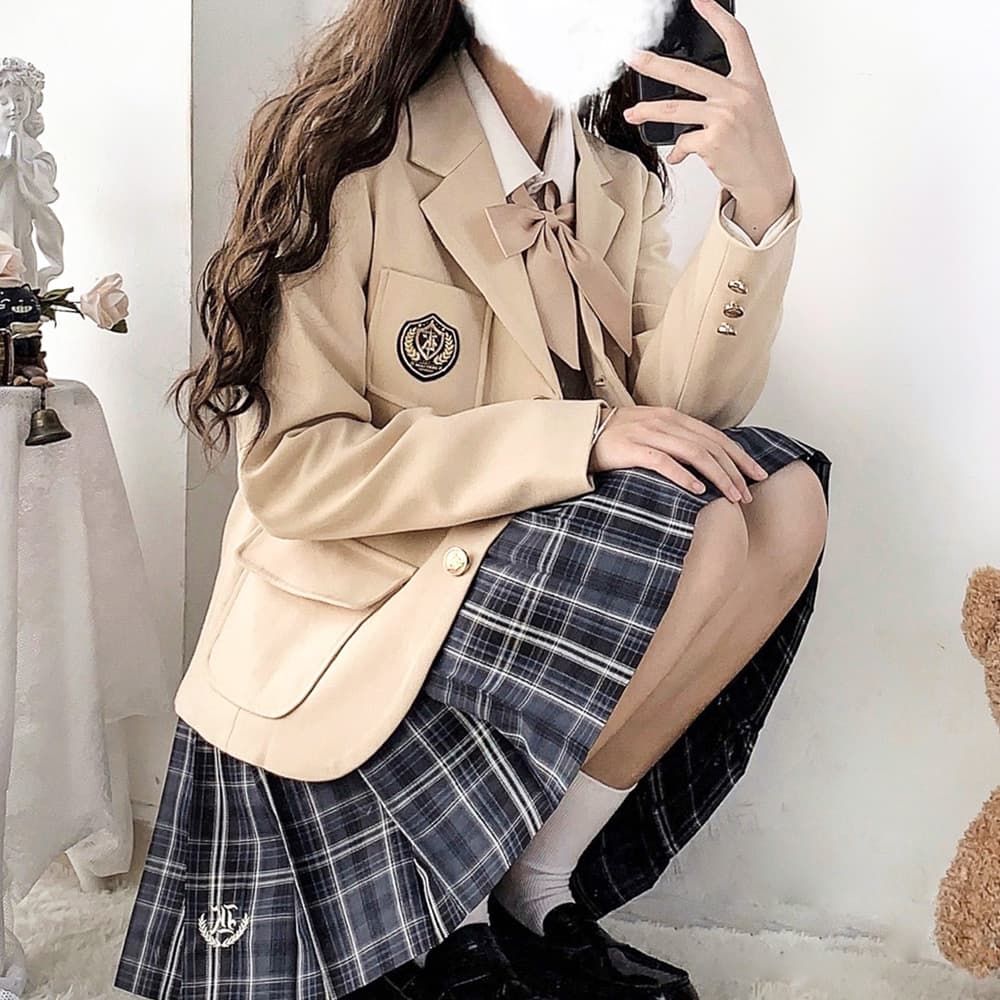 胸元エンブレム付き学生風ブレザー